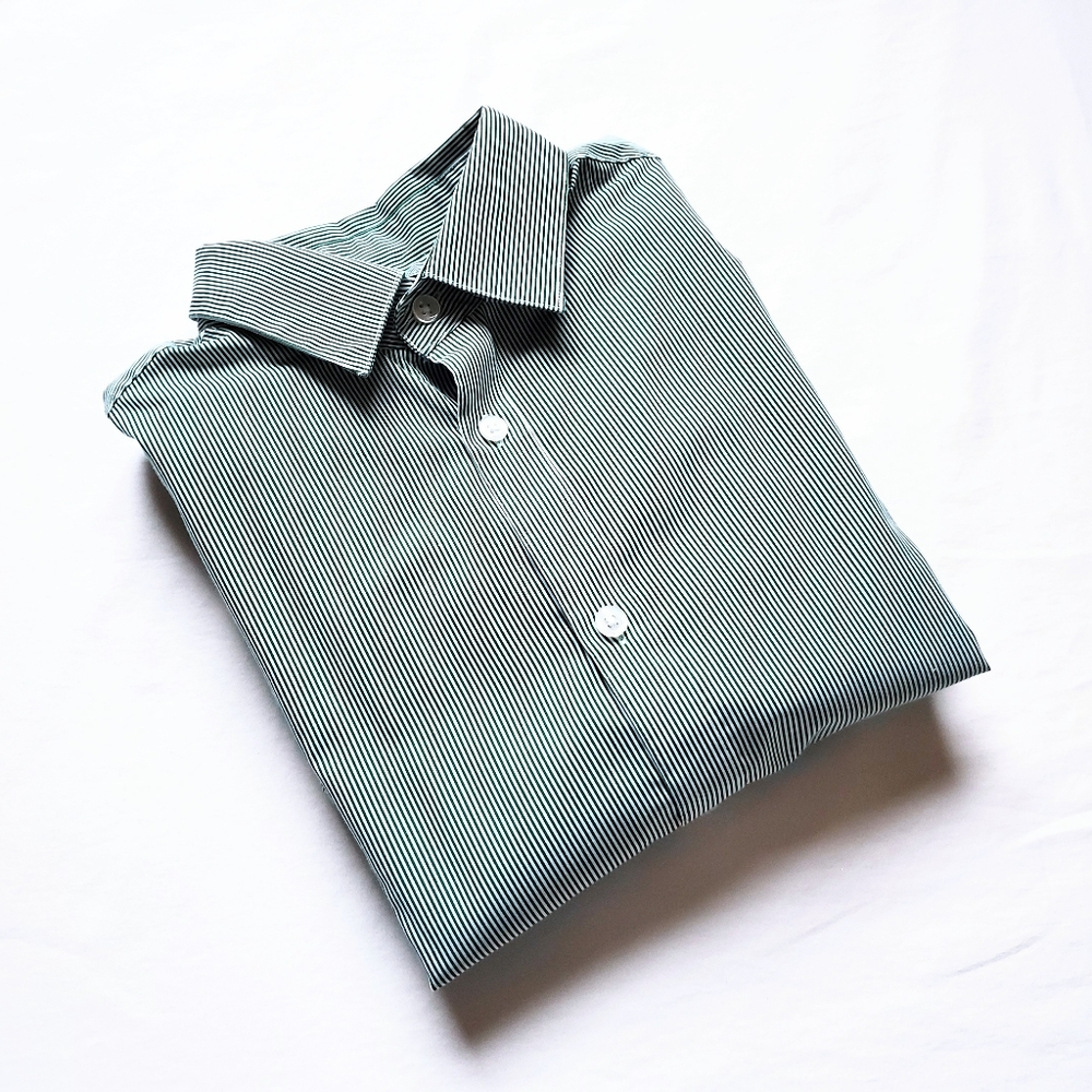 🎉2/$12🎉 H&M Slim Green Pinstripe Shirt